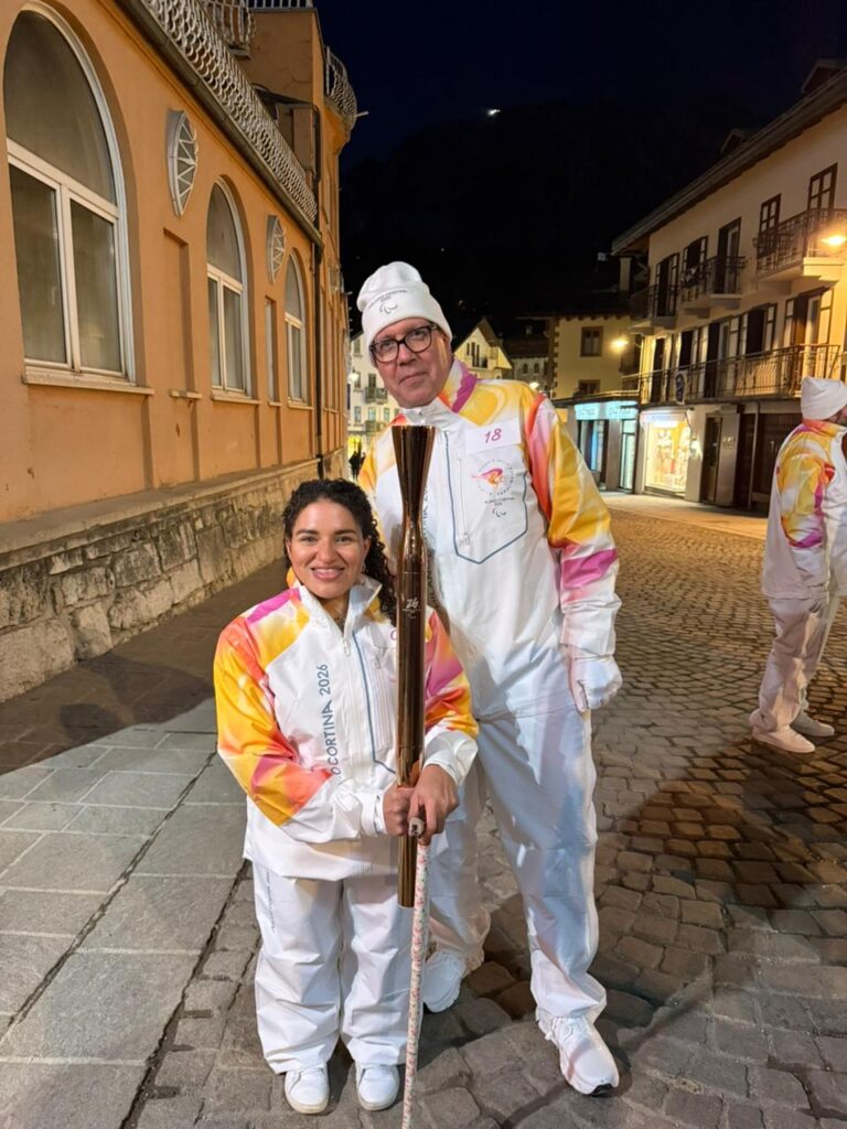 Alejandra Aybar y Felipe Vicini portan la antorcha paralímpica en Milano Cortina